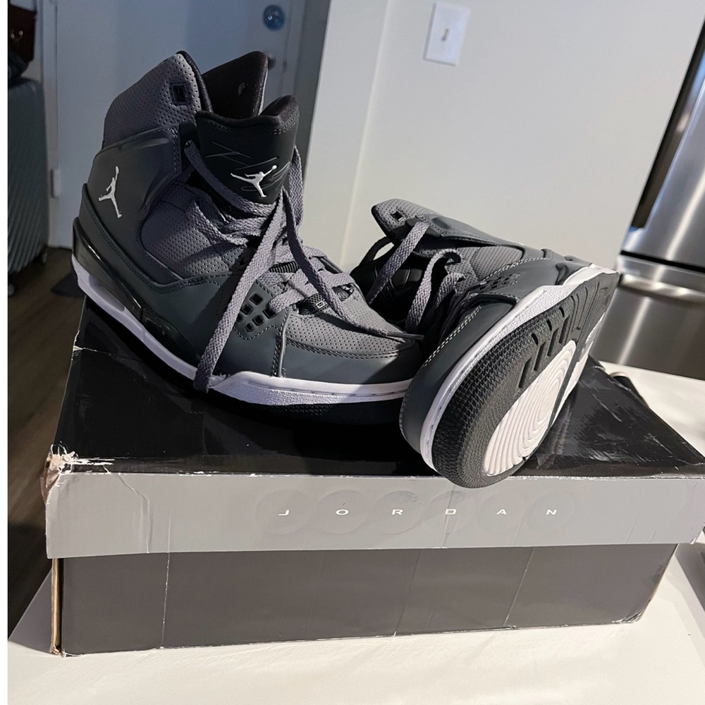 Cool Grey / White Jordan SC-1